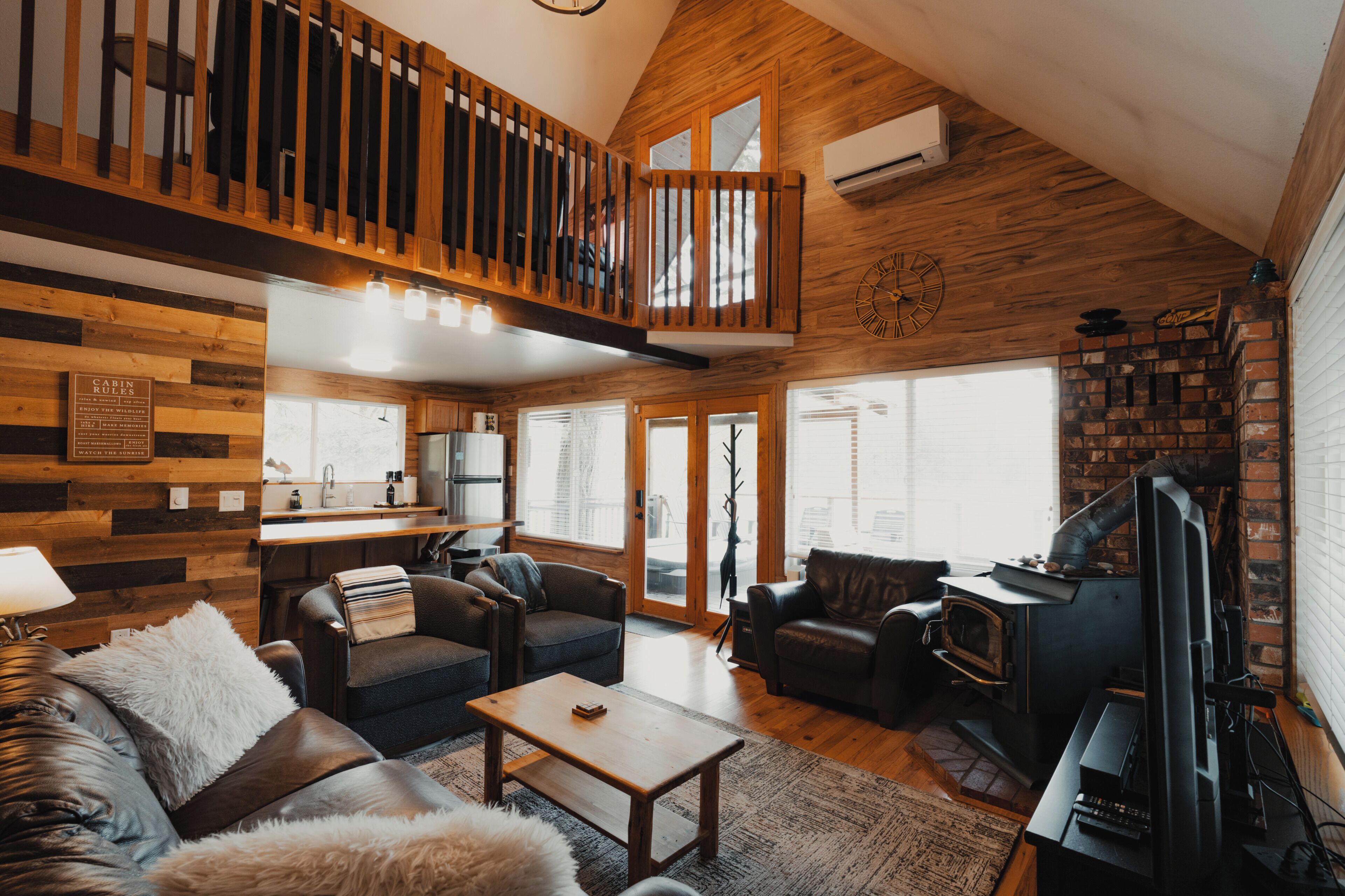 Smart TV, chimenea, libros