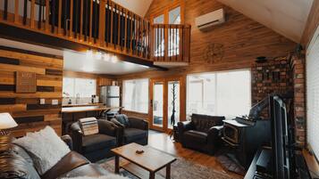 Smart TV, chimenea, libros