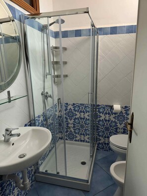 Dutxa, assecador de cabells, bidet i tovalloles