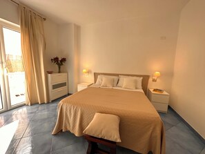 1 dormitori, planxa i posts de planxar, wifi i roba de llit