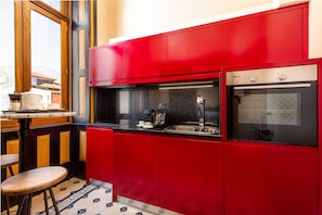 Private kitchen | Fridge, microwave, oven, coffee/tea maker - Beach Studio Nearby Market in Oporto (Porto)