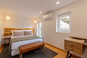 Apartamento clássico, 2 quartos | 9 quartos, individualmente mobiliados, ferros/tábuas de passar roupa