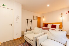 9 habitaciones, tabla de planchar con plancha y muebles diferentes 