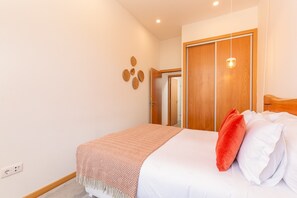 Premium appartement, 1 slaapkamer | 9 slaapkamers, individueel gemeubileerd, een strijkplank/strijkijzer