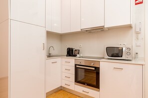 Appartement Romantique, 2 chambres | Cuisine privée | Réfrigérateur, micro-ondes, four, cafetière/bouilloire