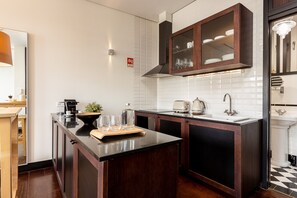 Private kitchen | Fridge, microwave, oven, coffee/tea maker - Apartment Near Praia da Luz Beach (Porto)
