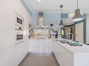 Kühlschrank, Mikrowelle, Ofen, Geschirrspüler