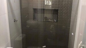 A modern bathroom with a glass-enclosed shower, a toilet, and a sink. - HOTEL GUARULHOS  (Guarulhos)