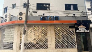 A multi-story hotel with a modern design, featuring large windows and a prominent entrance with a sign reading "Hotel Guarulhos." - HOTEL GUARULHOS  (Guarulhos)