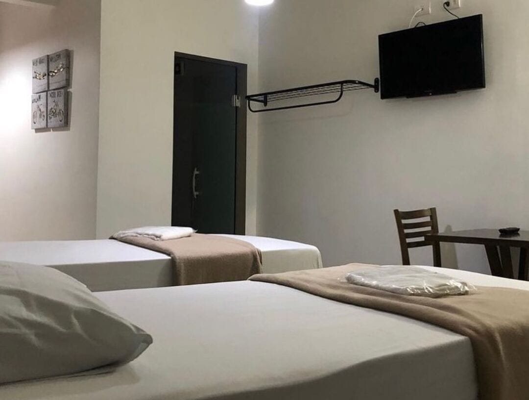 Escritorio, espacio para trabajar con laptop y cortinas blackout 