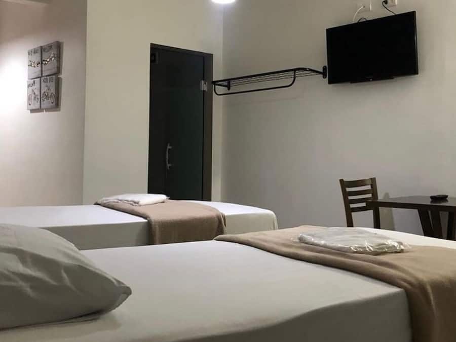 Quarto duplo, vista para a cidade | Escrivaninha, espaço de trabalho para notebook, cortinas blackout