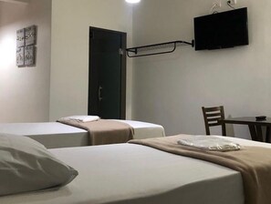 Escritorio, espacio para trabajar con laptop y cortinas blackout