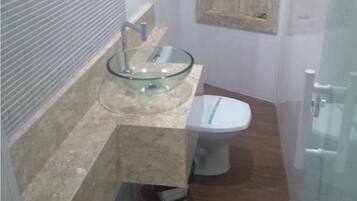 Chambre Double, vue ville | Salle de bain | Sèche-cheveux, chaussons, serviettes fournies