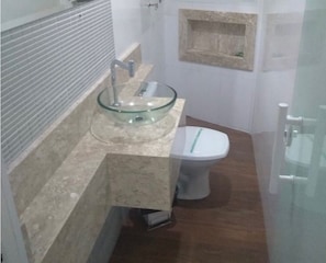 Chambre Double, vue ville | Salle de bain | SĂšche-cheveux, chaussons, serviettes fournies