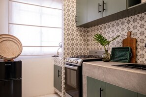 Frigorífico, microondas, horno y cafetera o tetera