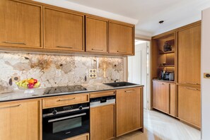 Apartment, City View | Private kitchen