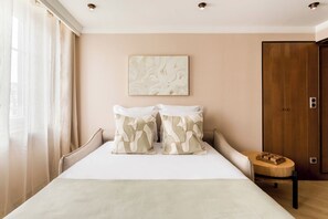 Apartment, City View | Living area | 43-inch plasma TV with cable channels, Netflix, streaming services - Merveil Luxury Suites - Bourse I-II (Paris)