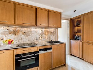 Apartamento, vista para a cidade | Cozinha privada | Cadeirão de bebê