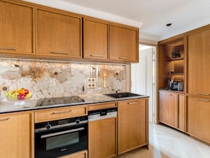 Apartamento, vista para a cidade | Cozinha privada | Cadeirão de bebê