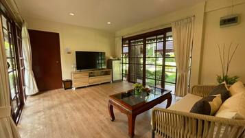 Deluxe Room | Blackout curtains, free WiFi