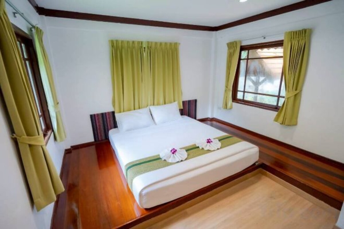 Cortinas opacas, sistema de insonorización, wifi gratis y ropa de cama