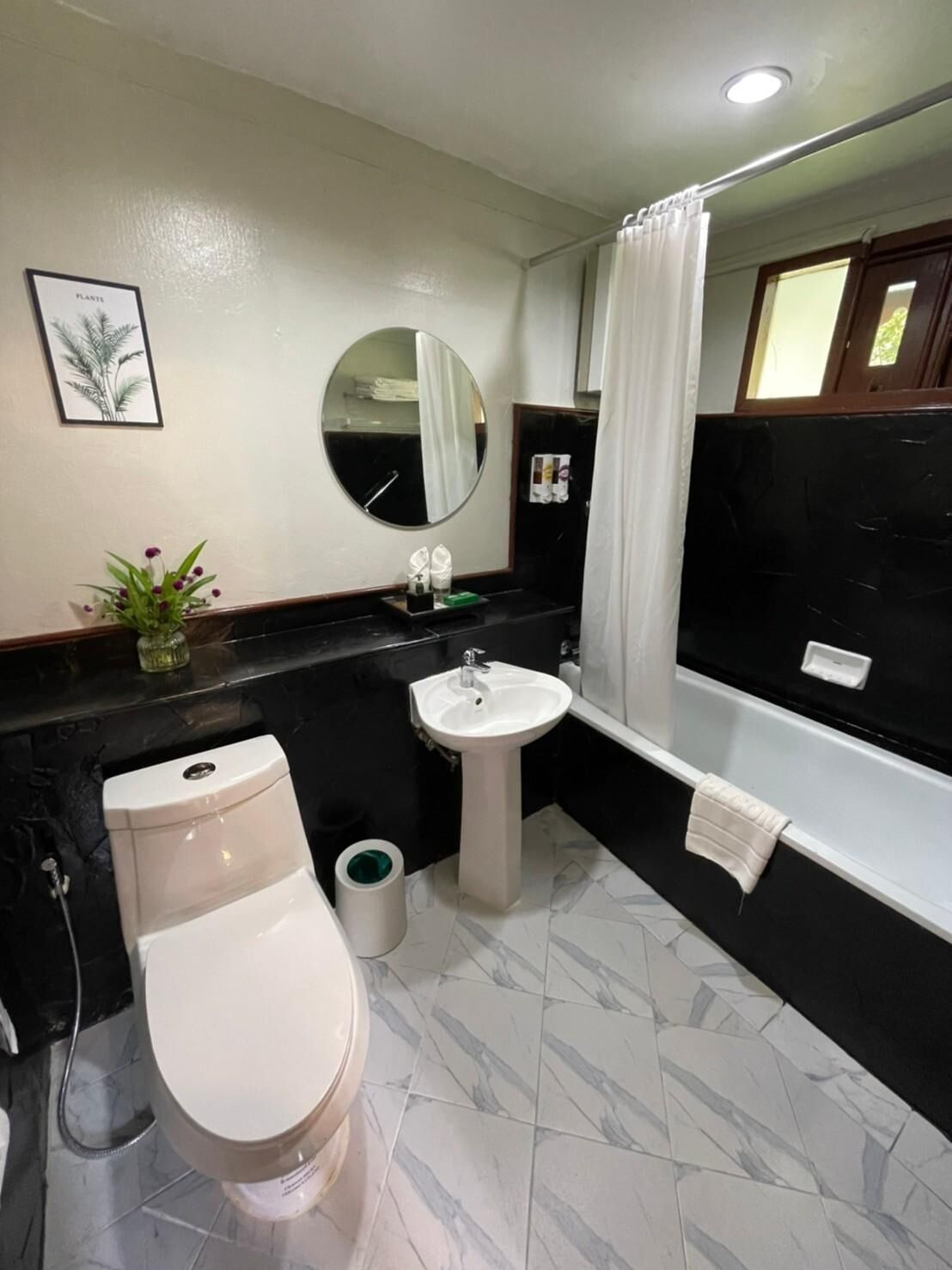 Un baño con inodoro, lavamanos y bañera.