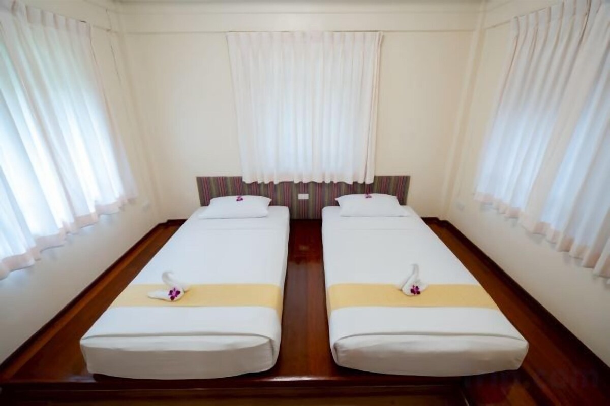 Cortinas opacas, sistema de insonorización, wifi gratis y ropa de cama