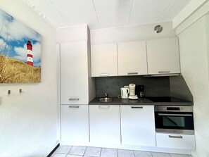 Kylskåp, ugn, diskmaskin och grytor/köksredskap