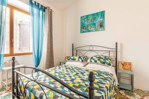 1 habitación, tabla de planchar con plancha, internet y ropa de cama 