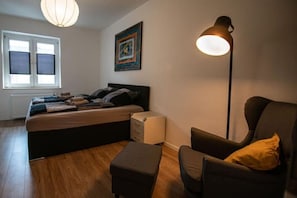 1 habitación, tabla de planchar con plancha, wifi y ropa de cama 