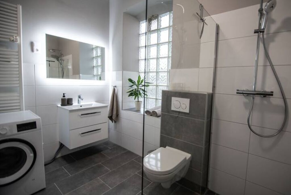 Douche, sèche-cheveux, serviettes fournies, savon