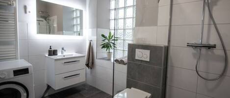 Douche, sèche-cheveux, serviettes fournies, savon