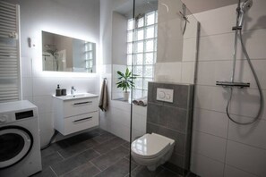 Dusche, Haartrockner, Handtücher, Seife