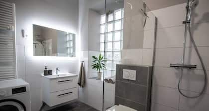 Modern 65 sqm art apartment for up to 6 guests