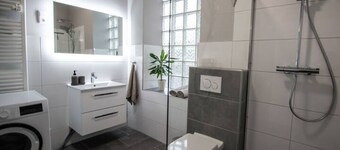 Modern 65 sqm art apartment for up to 6 guests