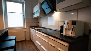 Una cocina moderna con ventana, electrodomésticos integrados y una encimera.