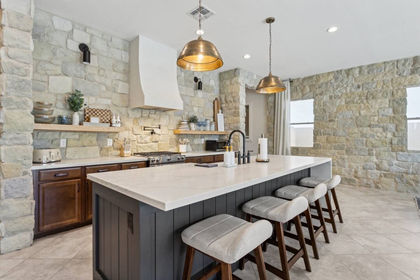 冷蔵庫、電子レンジ、オーブン、コンロ