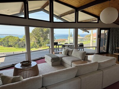Eden Niu – Magnificent Ocean Views and close to everything!