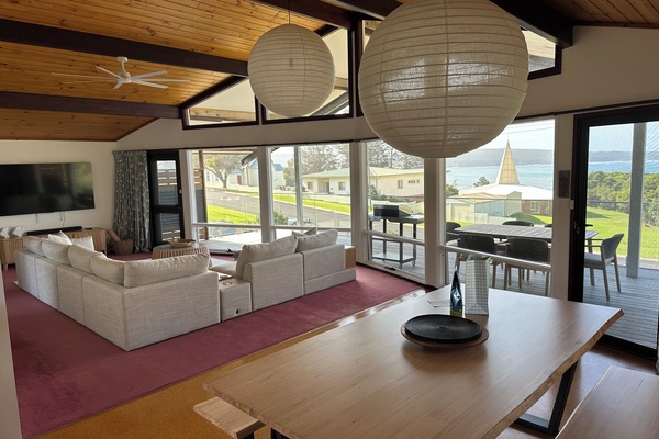 Smart TV, computer monitors