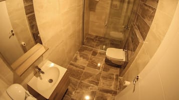 Dusche, Haartrockner, HandtĂŒcher, Seife