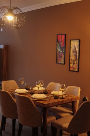Dining - Charming 1-bedroom condo in welcoming Antalya with WiFi, AC (Antalya)