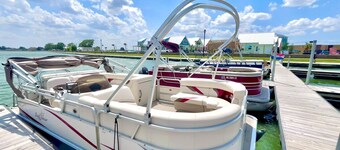 Sunset Haven: 2 Bed/1.5 Bath Lakeside Cottage!