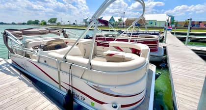 Sunset Haven: 2 Bed/1.5 Bath Lakeside Cottage!