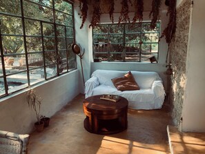 TV, peis, DVD-spiller og bøker