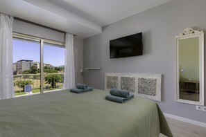 2 bedrooms, in-room safe, iron/ironing board, free WiFi