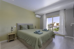 2 chambres, coffres-forts dans les chambres, fer et planche à repasser