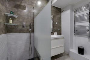 Dusche, Haartrockner, Handtücher