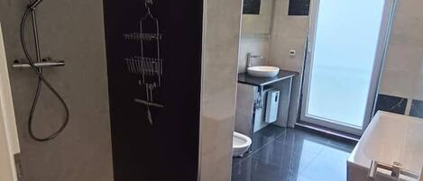 Douche, sĂšche-cheveux, serviettes fournies, savon