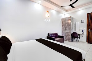 1 bedroom, WiFi, bed sheets - Hotel in enchanting Noida with WiFi, AC, Elevator (Noida)