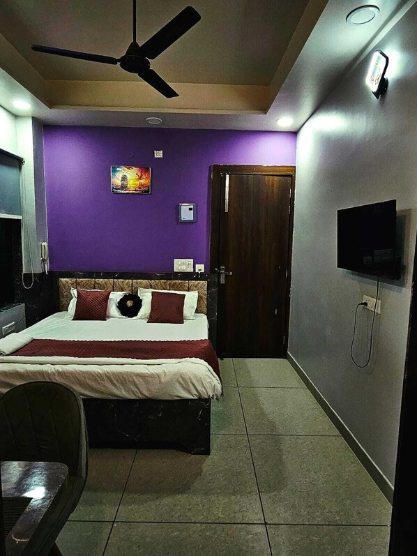 1 bedroom, WiFi, bed sheets - Hotel in enchanting Noida with WiFi, AC, Elevator (Noida)